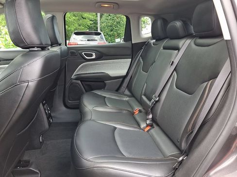 Used 2022 Jeep Compass Latitude w/ Sun and Sound Group AWD/4WD image 10