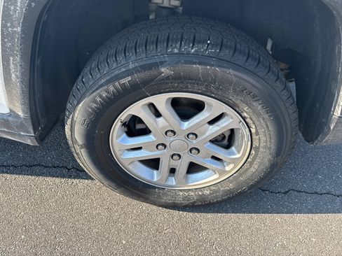 Used 2024 Jeep Grand Cherokee Laredo image 17