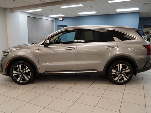 Used 2023 Kia Sorento EX image 2