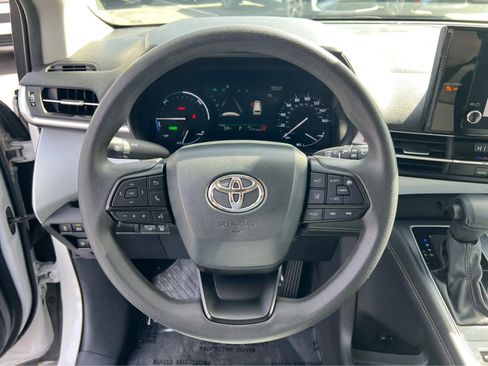 Used 2025 Toyota Sienna LE image 32
