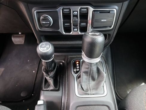 Used 2024 Jeep Wrangler Unlimited w/ Convenience Group AWD/4WD image 19