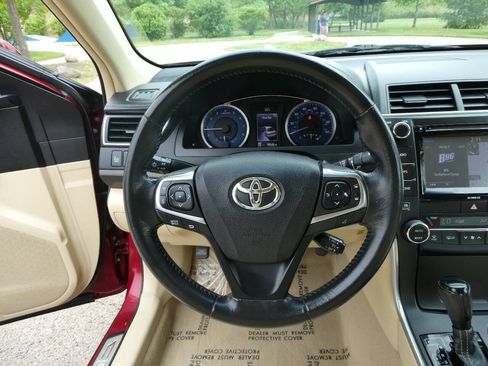 Used 2017 Toyota Camry XLE w/ Moonroof Package FWD image 11