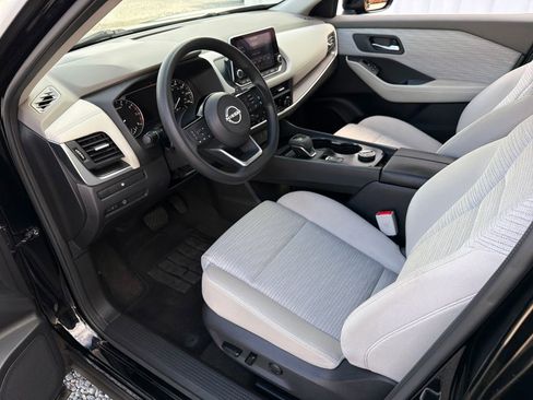 Used 2023 Nissan Rogue SV image 2