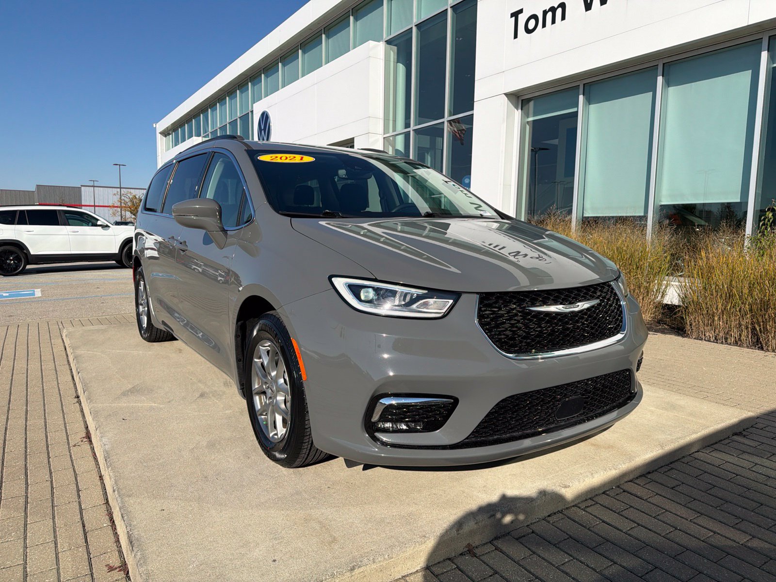 Used 2021 Chrysler Pacifica Touring w/ Cold Weather Group FWD image 3