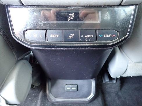 Used 2022 Toyota Highlander XLE AWD/4WD image 19