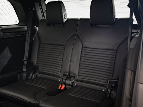 Certified 2024 Land Rover Discovery Metropolitan Edition image 40