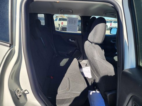 Used 2020 Jeep Renegade Latitude w/ Cold Weather Group image 14