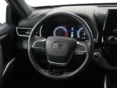 Used 2025 Toyota Highlander XSE AWD/4WD image 19