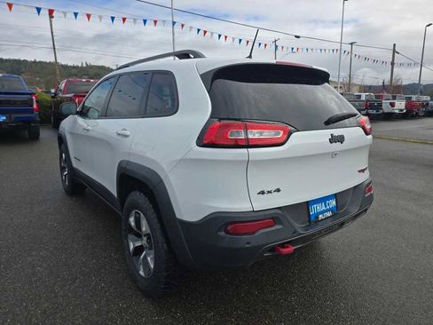 Used 2018 Jeep Cherokee Trailhawk image 3