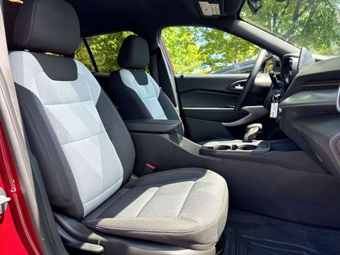 Used 2025 Chevrolet Trax RS FWD image 26
