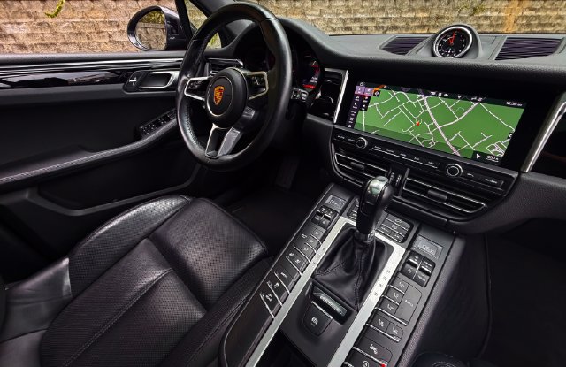 Used 2023 Porsche Macan AWD/4WD image 28