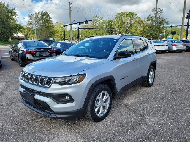 Used 2024 Jeep Compass Latitude AWD/4WD image 4