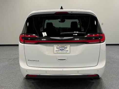 Used 2024 Chrysler Pacifica Touring-L FWD image 7