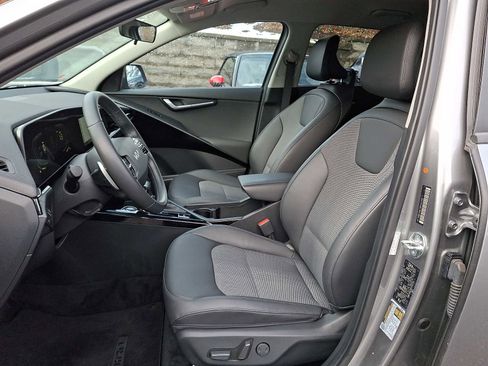 Used 2023 Kia Niro EX image 9