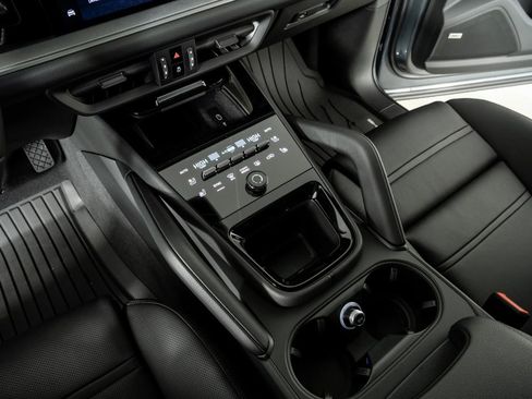 New 2026 Porsche Cayenne Base image 18