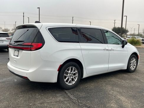 Used 2024 Chrysler Pacifica Touring-L image 5