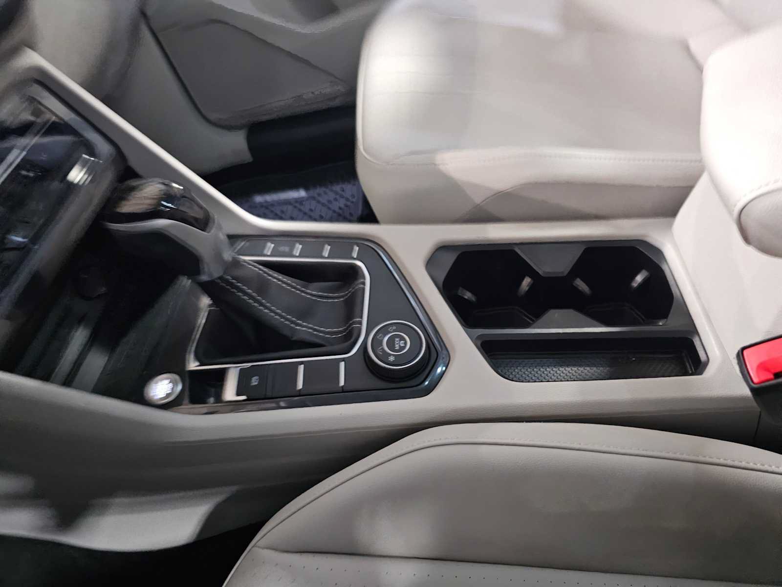 Used 2022 Volkswagen Tiguan SE w/ Panoramic Sunroof Package AWD/4WD image 28