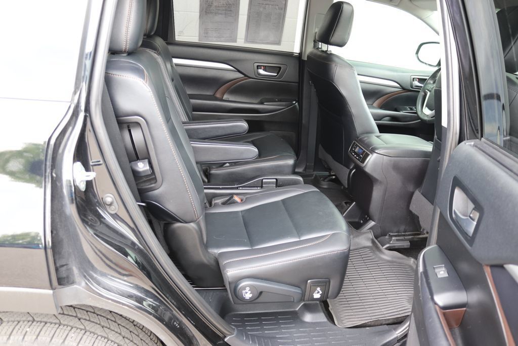 Used 2019 Toyota Highlander XLE AWD/4WD image 16