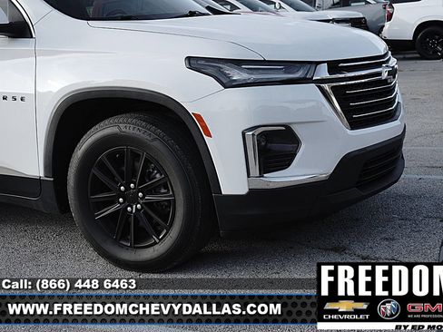 Used 2023 Chevrolet Traverse LT FWD image 2