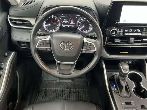 Used 2023 Toyota Highlander XLE AWD/4WD image 19