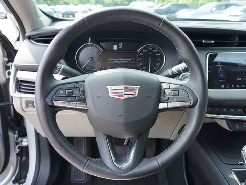 Used 2022 Cadillac XT4 Luxury w/ Cold Weather Package FWD image 24