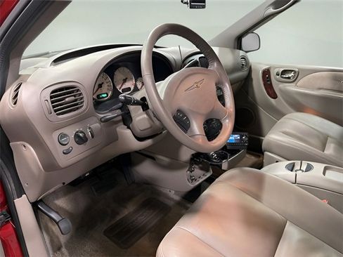 Used 2003 Chrysler Town & Country Limited image 10