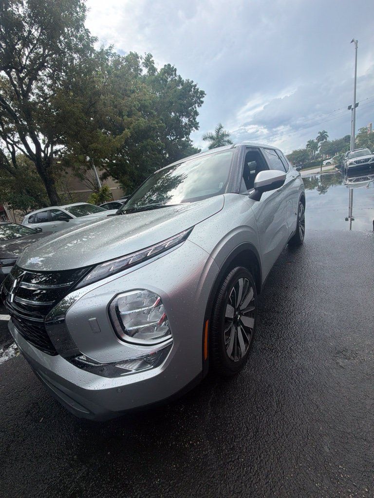 Used 2025 Mitsubishi Outlander SE AWD/4WD image 1