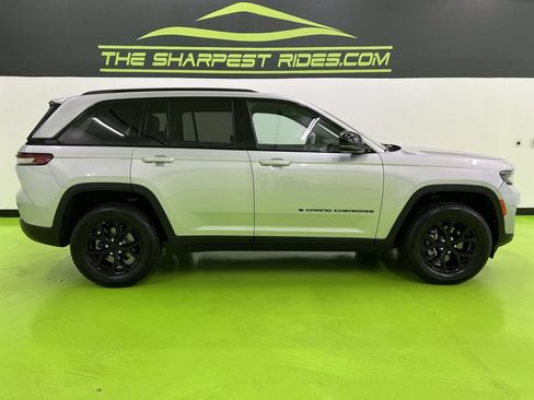 Used 2024 Jeep Grand Cherokee Altitude AWD/4WD image 11
