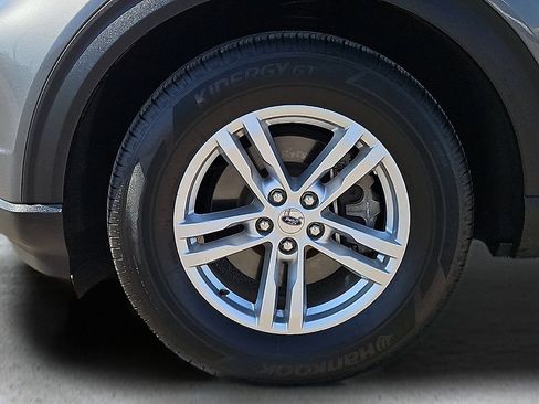 Used 2024 Ford Explorer XLT RWD image 10