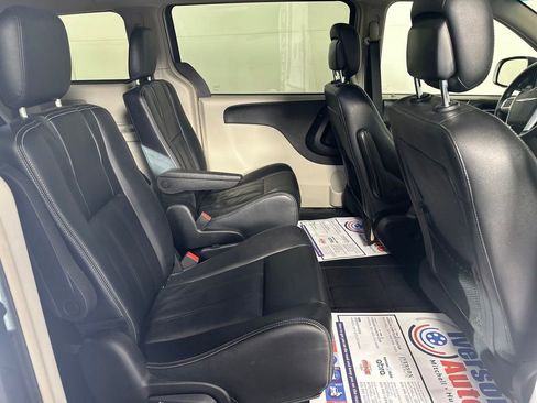 Used 2016 Chrysler Town & Country Touring image 32