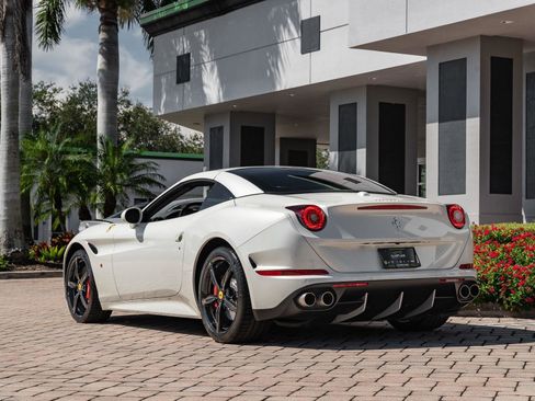 Used 2015 Ferrari California T image 36
