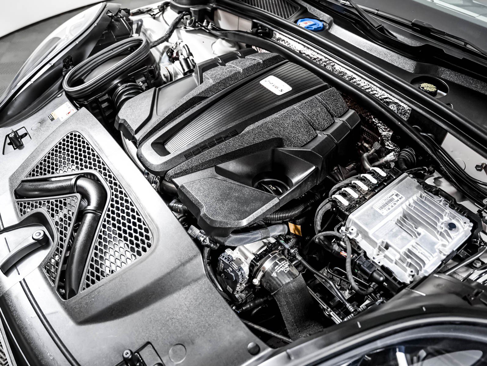 Certified 2023 Porsche Macan S AWD/4WD image 13
