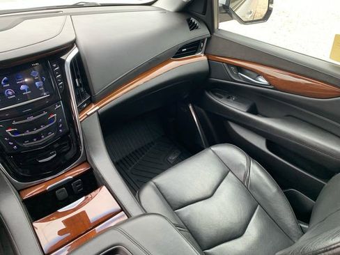 Used 2017 Cadillac Escalade Luxury AWD/4WD image 25