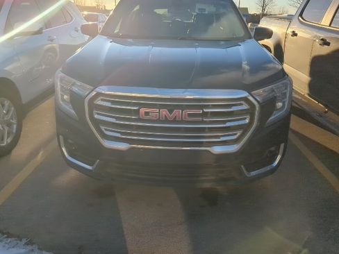 Used 2022 GMC Terrain SLT w/ Infotainment Package II image 2