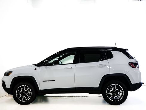 Used 2025 Jeep Compass Trailhawk AWD/4WD image 5