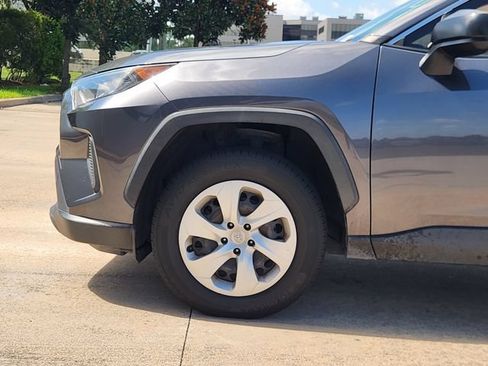 Used 2019 Toyota RAV4 LE FWD image 8