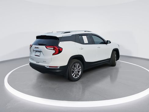 Used 2024 GMC Terrain SLT w/ Infotainment Package II image 3