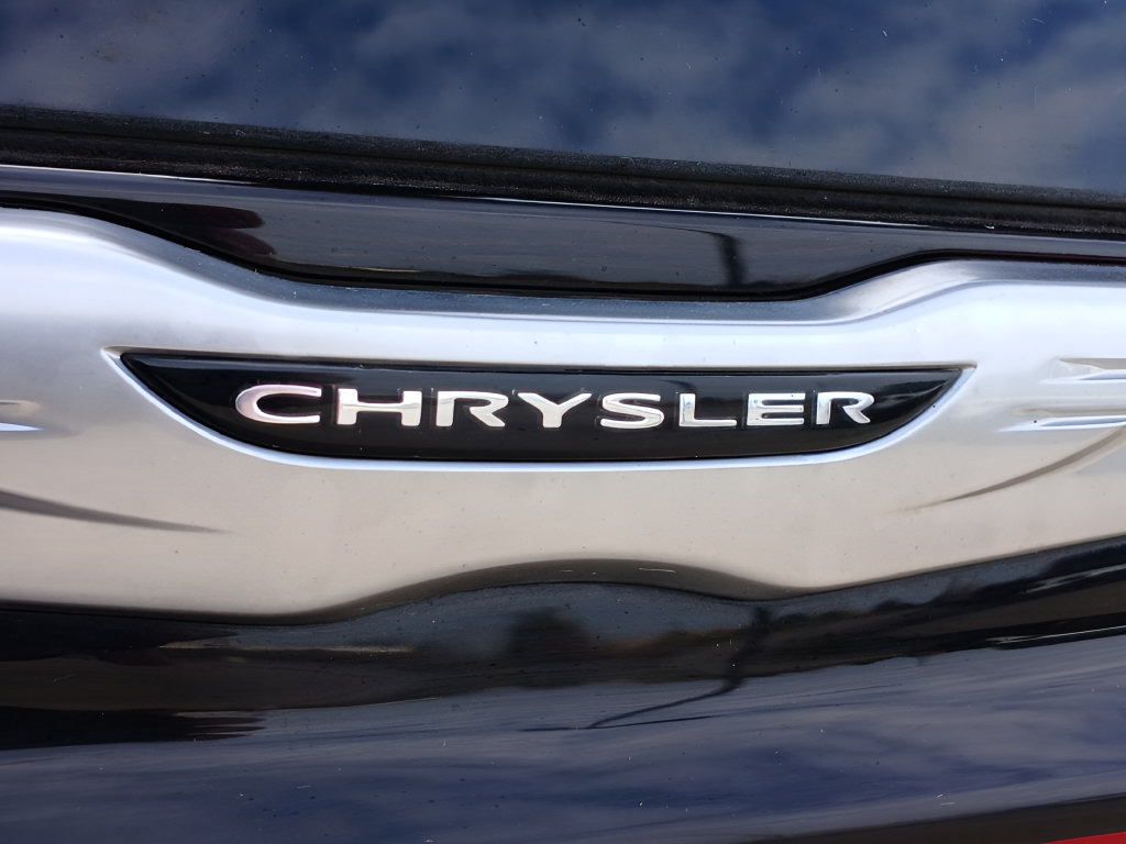 Used 2026 Chrysler Pacifica Limited FWD image 31