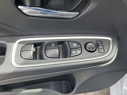 New 2025 Nissan Versa SR w/ Trunk Package image 19