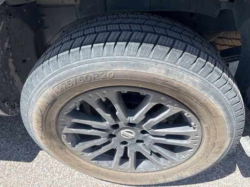 Used 2019 Nissan Titan SV w/ SV Convenience Package image 10