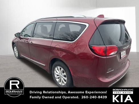 Used 2018 Chrysler Pacifica Touring-L image 3