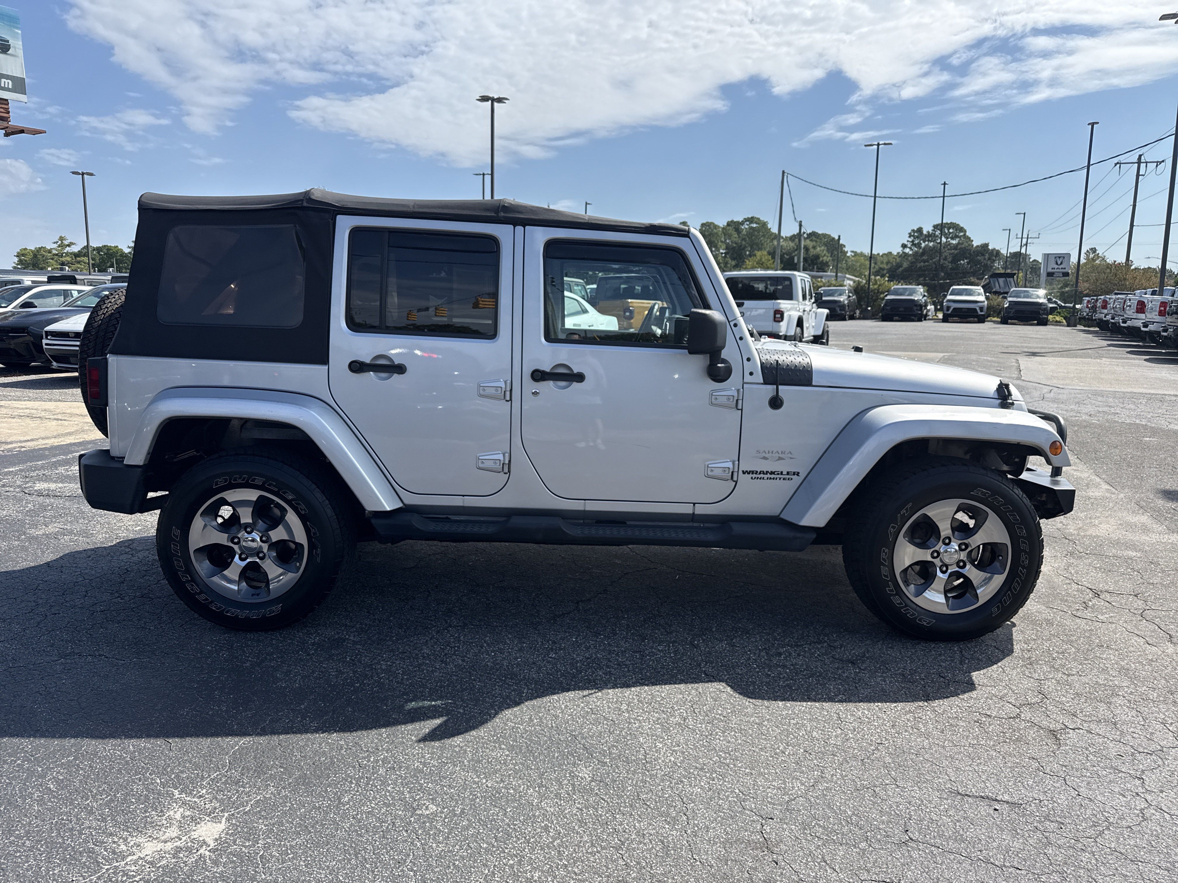 Used 2010 Jeep Wrangler Unlimited Sahara w/ Dual Top Group AWD/4WD image 10