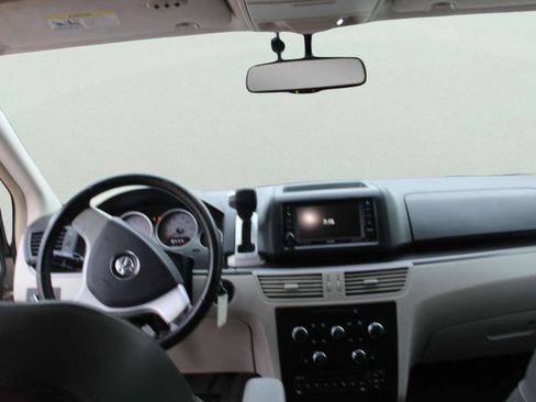 Used 2010 Volkswagen Routan SE FWD image 8