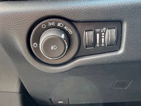 Used 2025 Chrysler Pacifica Limited FWD image 31