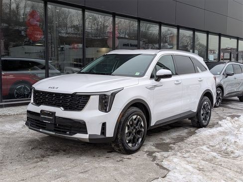 Certified 2025 Kia Sorento S image 2