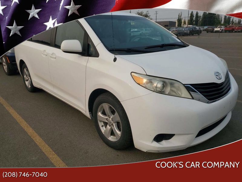 Used 2013 Toyota Sienna LE image 1