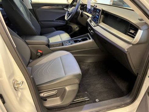 Certified 2025 Volkswagen Tiguan SE FWD image 11