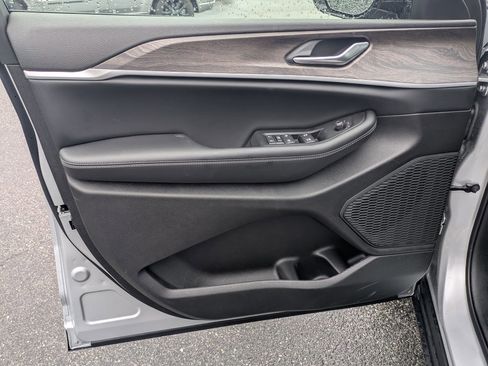 New 2026 Jeep Grand Cherokee Altitude AWD/4WD image 18