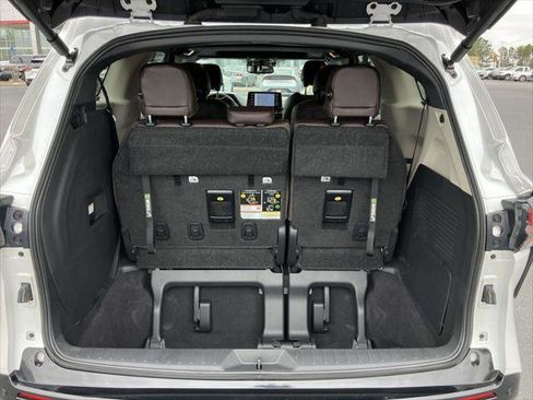 Certified 2024 Toyota Sienna Platinum image 32