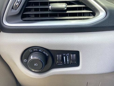 Used 2023 Chrysler Pacifica Touring-L FWD image 11